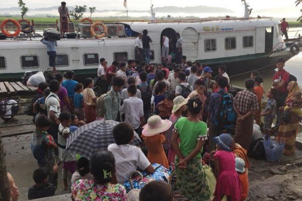 Hampir 150.000 Muslim Rohingya meninggalkan kampung halaman mereka, Myanmar ke Bangladesh dalam waktu kurang dari dua minggu