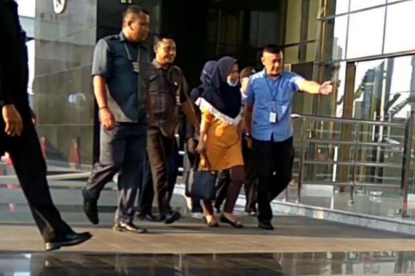Hakim S terpantau tiba di kantor lembaga antikorupsi dengan dikawal sejumlah petugas KPK sekitar pukul  16.55 WIB.
