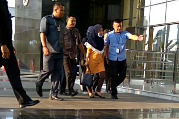 Hakim S terpantau tiba di kantor lembaga antikorupsi dengan dikawal sejumlah petugas KPK sekitar pukul 16.55 WIB.