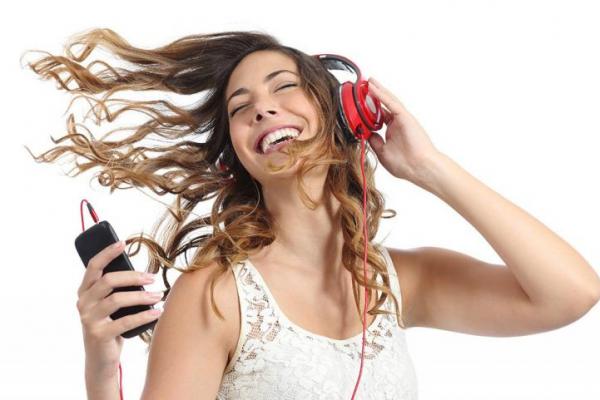 Saat mendengarkan musik favorit, tubuh akan mengeluarkan hormon pemicu kebahagiaan seperti dopamin dan serotonin.