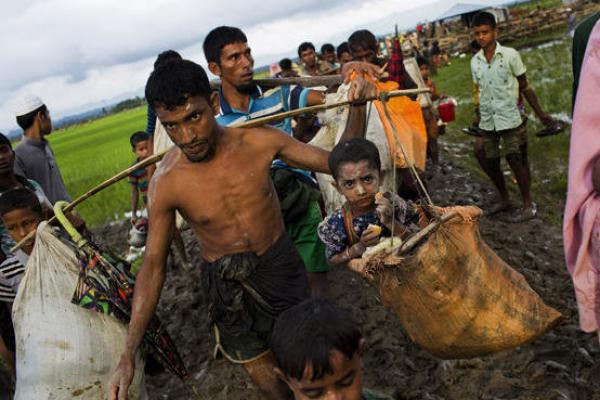 Sekelompok umat Budha memblokade puluhan relawan pembawa bantuan yang diperuntukkan bagi pengungsi Muslim