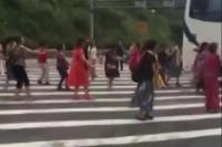 Bus Mogok, Para Turis Ini Malah Bikin Pesta Dansa 