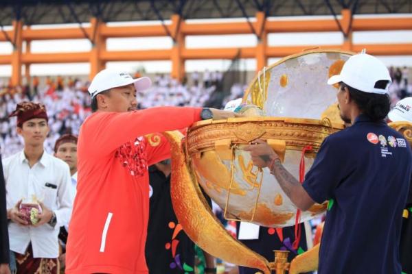 Dalam acara puncak Haornas ke-34, Menpora juga turut dalam pencampuran tanah dan air dari 90 kabupaten dan kota di Indonesia ke dalam sebuah wadah berbentuk bola dunia.