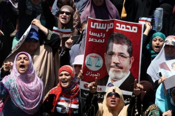 Lewat akun Twitternya pada Kamis (20/6), putra Morsi, Abdullah, menyebutkan sejumlah pejabat yang ia sebut 