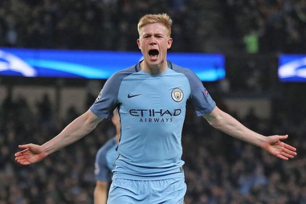 De Bruyne adalah pemain bintang saat City menghancurkan serangkaian catatan dalam perebutan gelar Premier League di bawah kepemimpinan Guardiola musim lalu.