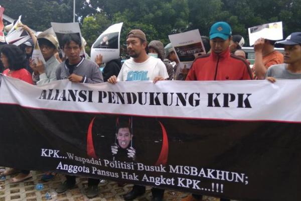 Muklis menenggarai pergerakan politikus Partai Golkar itu belakangan ini justru melemahkan KPK.