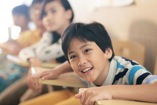 Anak-anak cukup mengakses 10 menit sehari selama 3 hari, untuk menambah pengetahuan mereka tentang kosa kata, tata bahasa, hingga lagu-lagu berbahasa Inggris yang bisa dinikmati bersama.