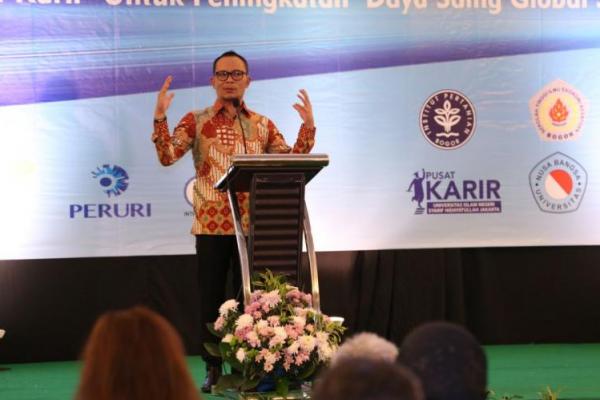 Menteri Ketenagakerjaan M. Hanif Dhakiri mengatakan, saat ini konsep pembangunan di Indonesia harus bergeser dari eksploitasi kekayaan sumber daya alam (SDA)