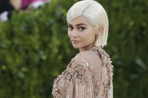 Artis seksi, Kylie Kristen Jenner dikenal dengan bibir tebal nan seksi. Namun wanita asal Los Angeles, Amerika