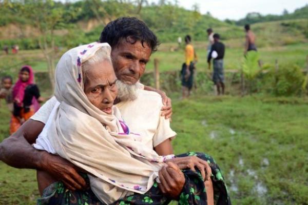 Jenderal tertinggi Myanmar menyalahkan etnis Rohingya atas konflik menyebabkan ratusan ribu orang menyeberang ke Bangladesh.