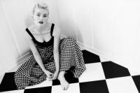 Wow, Foto Amber Heard di Bali Tanpa Kenakan "Beha"