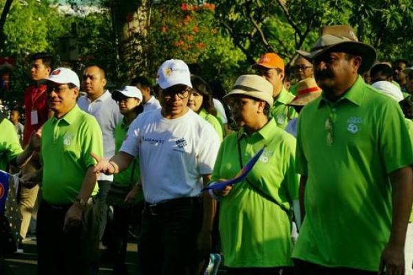 Menteri Ketenagakerjaan, Muhammad Hanif Dhakiri ikut meriahkan parade 50 ASEAN di kawasan Car Free Day (CFD) di MH Thamrin