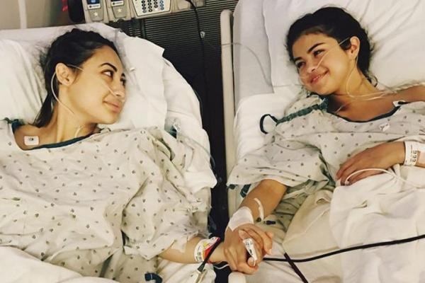Model Amerika Serikat Francia Raisa, menunjukkan bekas luka hasil usai operasi transplantasi ginjal untuk sahabatnya Selena Gomez.