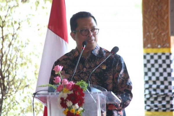 Mahyudin memberi pengantar Sosialisasi Empat Pilar MPR RI kepada mahasiswa Fakultas Ilmu Sosial dan Ilmu Politik Universitas Udayana, di Denpasar, Bali, Rabu (20/9/2017).
 