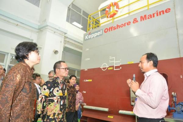 kedua menteri melakukan peninjauan ke pusat pelatihan maritim, workshop aerospace bidang penerbanga