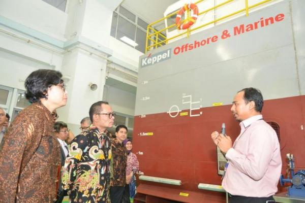 kedua menteri melakukan peninjauan ke pusat pelatihan maritim,  workshop aerospace bidang penerbanga