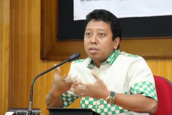 Ketua Umum Partai Persatuan Pembangunan (PPP) M Romahurmuziy berharap Ketua DPR RI Setya Novanto hadapi proses hukum secara profesional.