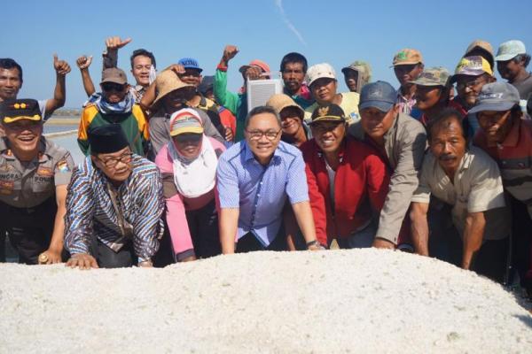 Menanggapi curhat petani, Zulkifli Hasan menyanggupi sebagai penyambung lidah petani garam ke pemerintah pusat.