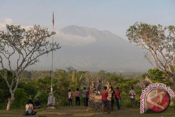 Fakultas Peternakan (Fapet) Universitas Gadjah Mada (UGM) turun tangan menyikapi erupsi Gunung Agung di Karangasem Bali