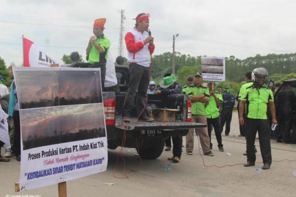 Pencemaran udara serta limbah kimia yang dibuang ke aliran sungai berdampak kepada udara yang dihirup dan air yang juga digunakan oleh masyarakat.