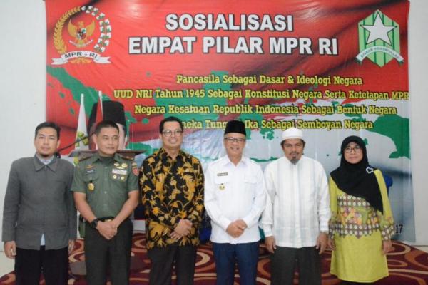 Mahyudin mengajak mahasiswa, pemuda dan santri siap menghadapi tiga ancaman bangsa yaitu korupsi, narkoba, dan radikalisme