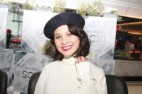 Andien Memilih Pakai Softlens