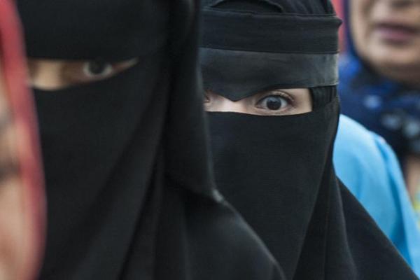 Seorang anggota parlemen Mesir telah mengusulkan Rancangan Undang-undang (RUU) untuk melarang Niqab yakni cadar wajah penuh di tempat-tempat umum.