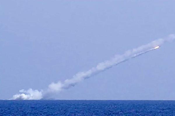 Kementerian Pertahanan Rusia mengatakan kapal selamnya berhasil menghancurkan beberapa target di Suriah dengan rentetan rudal jelajah Kaliber.
