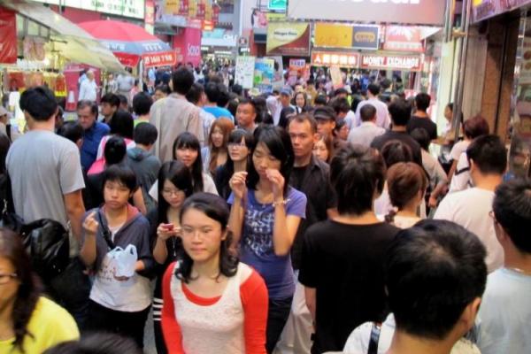 Foto yang diunggah di akun Facebooknya itu menjadi viral sehingga keluarga korban melaporkan perbuatan iseng terdakwa kepada pihak berwajib di Hong Kong.