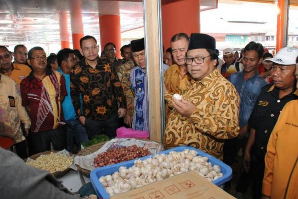 Ketika ditanya wartawan soal pasar tradisional itu, OSO mengapresiasi kualitas pasar