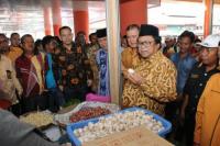Di Kota Padang, Wakil Ketua MPR Belanja di Pasar Tradisional