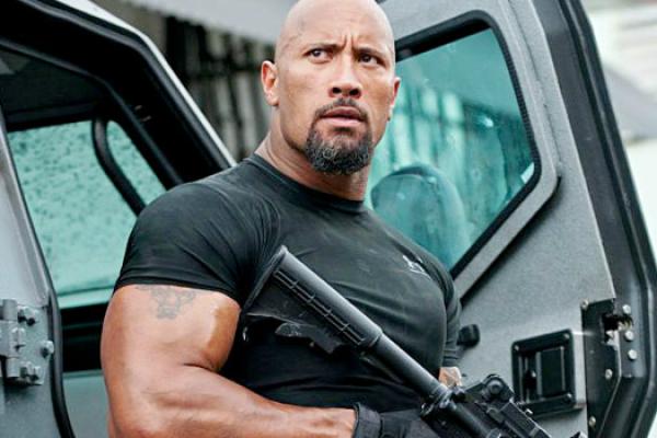 Pria berjuluk The Rock itu hanya mengunggah sebuah foto, yang menampilkan Jason Statham dan David Leitch sedang berada di depan mobil mewah.