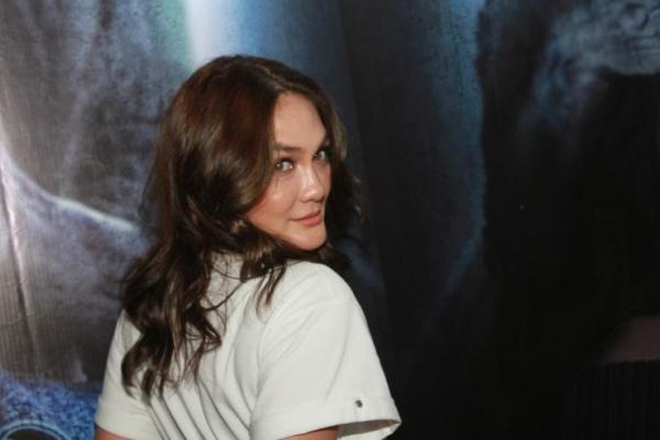 Artis cantik Luna Maya pamer cincin di jarinya. Sudah tunangan da segera menikah?