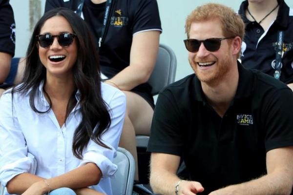 Pangeran Harry dan aktris Meghan Markle tampak tak bisa menyembunyikan kebahagian mereka pada penampilan publik pertama mereka bersama.