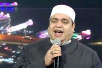 Bernyanyi Kenakan Busana Muslim, Imam Masjid Al-Azhar Diskor 