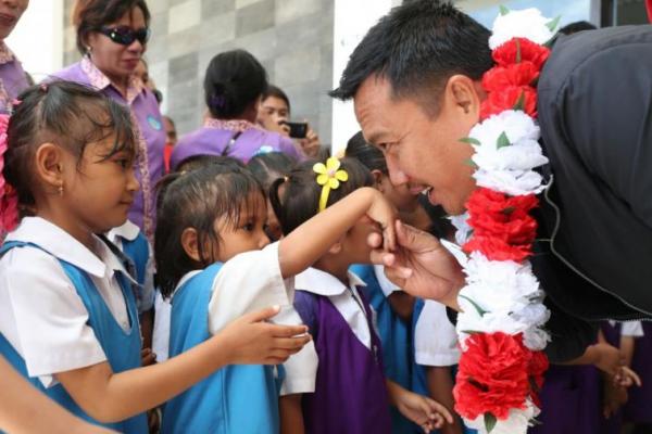 Selepas pembacaaan ikrar dan penyerahan panji panji Kirab Pemuda, Menpora berinteraksi dengan anak-anak sekolah yang hadir dengan melemparkan sejumlah pertanyaan seputar Nama Presiden dan Para Menteri yang berhadiah bola.