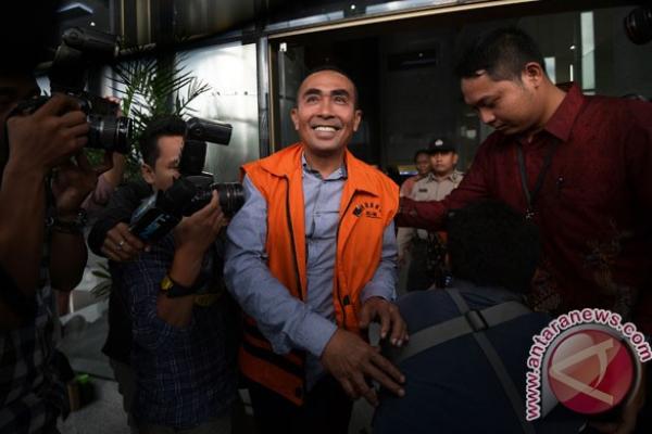 Dalam menjatuhkan hukuman, Hakim menilai perbuatan Samsu tidak mendukung pemerintah dalam memberantas korupsi.