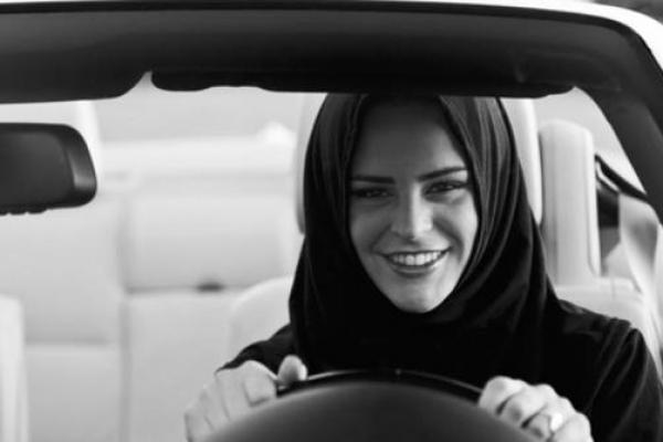 Raja Arab Saudi Salman bin Abdulaziz al-Saud mencabut larangan perempuan mengendarai mobil