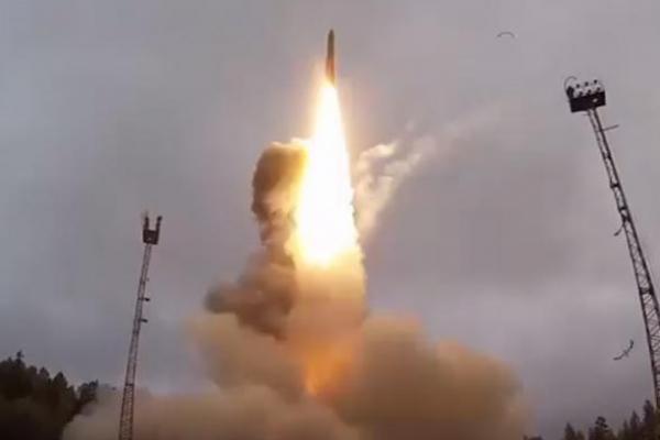 Kementerian Pertahanan Rusia mengatakan militernya berhasil melakukan uji coba peluncuran rudal balistik RS-12M Topol.