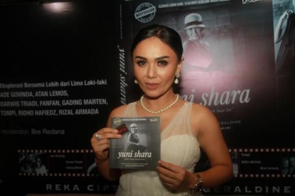 kakak kandung Diva Indonesia Krisdayanti menggandeng sejumlah musisi dan fotografer senior untuk berkontribusi dalam karya tersebut.