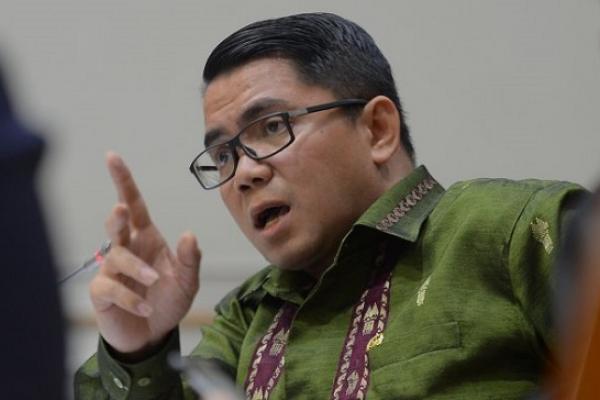 Politikus PDI Perjuangan (PDIP) menyebut Kementerian Agama (Kemenag) bangsat. Hal itu terkait kinerja Kemenag menangani penipuan travel bodong dalam perjalanan ibadah umrah.