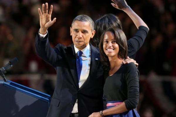 Barack Obama menangis saat meninggalkan putrinya, Malia Obama di Universitas Harvard.