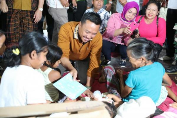 Menpora juga di dampingi para atlet asal Bali yaitu Siman Sudartawa dan Maria Londa sebagai motivator dan inspirasi bagi anak-anak yang berada di pengungsian.