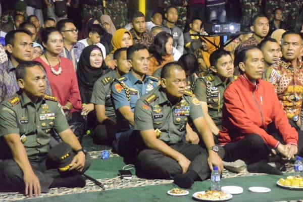 Keputusan Jokowi untuk Nobar di markas tentara, setidaknya menunjukkan pendulum politiknya bergerak lebih ke kanan, seperti jalan yang selama ini dipilih oleh Gatot.
 