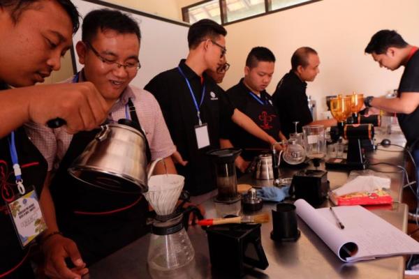 Dalam rangka membuka lapangan kerja baru, Kementrian Ketenagakerjaan  mengadakan pelatihan menjadi barista.  Pelatihan dipusatkan di Balai Besar Pengembangan Pasar Kerja dan Perluasan Kesempatan Kerja