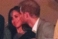Auw.. Romantisnya Ciuman Pangeran Harry untuk Meghan Markle