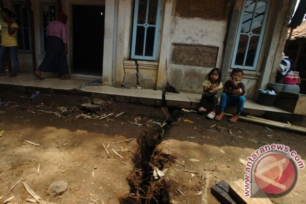 Ratusan rumah kondisinya rusak sedang dan ringan. Namun puluhan hektar lahan dalam kondisi rusak parah.