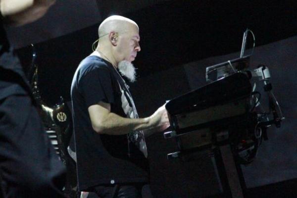 Sebelum membawakan lagu tradisional Indonesia itu, Dream Theater memulainya dengan menyanyikan lagu