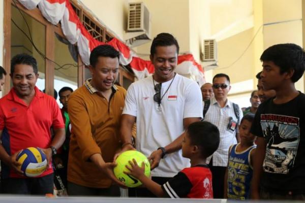 Di GOR Swecapura ini merupakan titik terbesar lokasi pengungsian akibat peningkatan aktifitas Gunung Agung.