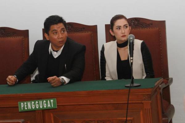 Zack Lee sebagai tergugat tidak hadir dalam sidang perdana di Pengadilan Negeri Jakarta Selatan. Ketika Nafa datang langsung didampingi Shandy Arifn masuk ke ruang sidang.